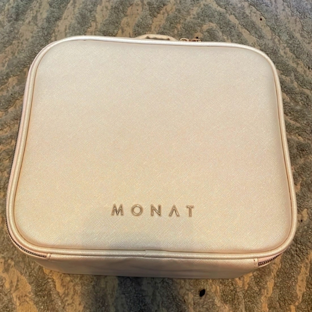 Monat Glow on the Go Travel Case